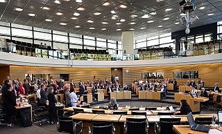 14.09.2023, Thüringen, Erfurt: Abgeordnete stimmen über die Grunderwerbssteuer im Plenarsaal des Thüringer Landtag ab. Die Opposition will eine Steuersenkung gegen die rot-rot-grüne Minderheitskoalition durchsetzen. Foto: Martin Schutt/dpa +++ dpa-Bildfunk +++ - Martin Schutt 14.09.2023, Thüringen, Erfurt: Abgeordnete stimmen über die Grunderwerbssteuer im Plenarsaal des Thüringer Landtag ab. Die Opposition will eine Steuersenkung gegen die rot-rot-grüne Minderheitskoalition durchsetzen. Foto: Martin Schutt/dpa +++ dpa-Bildfunk +++ - Martin Schutt