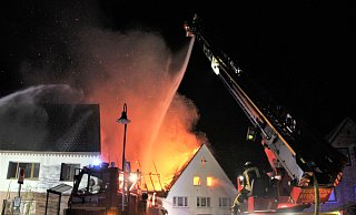 Die Drehleiter der Feuerwehr Steinheim ist nicht nur für die Emmerstadt im Einsatz. Sie wird immer wieder zu Einsätzen in den Nachbarkommunen gerufen. Wie hier im April 2019 bei einem Wohnhausbrand in Sommersell. Foto: David Schellenberg - David Schellenberg Die Drehleiter der Feuerwehr Steinheim ist nicht nur für die Emmerstadt im Einsatz. Sie wird immer wieder zu Einsätzen in den Nachbarkommunen gerufen. Wie hier im April 2019 bei einem Wohnhausbrand in Sommersell. Foto: David Schellenberg - David Schellenberg