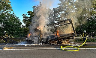 Als Grund vermutet die Polizei einen technischen Defekt. - Feuerwehr Porta Westfalica Als Grund vermutet die Polizei einen technischen Defekt. - Feuerwehr Porta Westfalica
