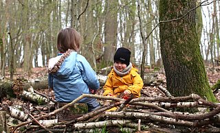 Noch spielen die Kinder der Waldspielgruppe gemeinsam im Wald. In wenigen Jahren, so hoffen die Eltern, werden sie Schülerinnen und Schüler der Waldschule sein. - Ilka Gülker Noch spielen die Kinder der Waldspielgruppe gemeinsam im Wald. In wenigen Jahren, so hoffen die Eltern, werden sie Schülerinnen und Schüler der Waldschule sein. - Ilka Gülker