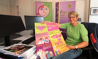 Höxters scheidende Gleichstellungsbeauftragte Claudia Pelz-Weskamp zeigt an ihrem Schreibtisch im Stadthaus ein Plakat, das ihre langjährige Arbeit zusammenfasst. - David Schellenberg Höxters scheidende Gleichstellungsbeauftragte Claudia Pelz-Weskamp zeigt an ihrem Schreibtisch im Stadthaus ein Plakat, das ihre langjährige Arbeit zusammenfasst. - David Schellenberg
