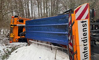 Das umgekippte Streufahrzeug an der Autobahnraststätte Bühleck an der A 44. - Polizei Das umgekippte Streufahrzeug an der Autobahnraststätte Bühleck an der A 44. - Polizei