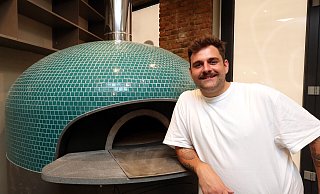 Bielefelder Jan Hunke (The Good Hood) mit dem handgefertigten Kuppelofen in dem die Pizza am Klosterplatz in Sekundenschnelle gebacken wird. - Wolfgang Rudolf Bielefelder Jan Hunke (The Good Hood) mit dem handgefertigten Kuppelofen in dem die Pizza am Klosterplatz in Sekundenschnelle gebacken wird. - Wolfgang Rudolf