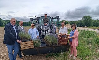 Auf das duftende und farbenprächtige Lavendelfeld im nächsten Jahr freuen sich bereits jetzt Bürgermeister Daniel Hartmann (v. l.), Gartenschau-Geschäftsführer Jan Sommer, Axel Meyer (Firmengründer Taoasis), Lavendelbauer Luis Rehermann, Henrike Pivit (Taoasis) und Claudia Koch (Geschäftsführerin der Landesgartenschau). - LGS 2023 Höxter/Manuela Puls Auf das duftende und farbenprächtige Lavendelfeld im nächsten Jahr freuen sich bereits jetzt Bürgermeister Daniel Hartmann (v. l.), Gartenschau-Geschäftsführer Jan Sommer, Axel Meyer (Firmengründer Taoasis), Lavendelbauer Luis Rehermann, Henrike Pivit (Taoasis) und Claudia Koch (Geschäftsführerin der Landesgartenschau). - LGS 2023 Höxter/Manuela Puls