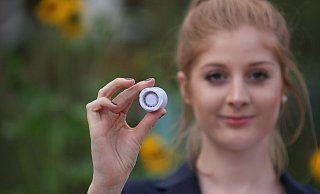 Jana Schade präsentiert den Taste Hero, der den Kohlensäureanteil eines Getränks beim Einschenken verringert. Mittlerweile ist das Produkt über 1,5 Millionen mal verkauft worden. - Archiv: Torsten Wegener Jana Schade präsentiert den Taste Hero, der den Kohlensäureanteil eines Getränks beim Einschenken verringert. Mittlerweile ist das Produkt über 1,5 Millionen mal verkauft worden. - Archiv: Torsten Wegener