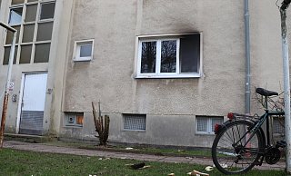 Die Fenster sind verrußt, das Zimmer ausgebrannt. Nach 2017 hat es schon wieder in dem Wohnblock, in dem die Wärmestube untergebracht ist, ein Feuer gegeben. - Patrick Schwemling Die Fenster sind verrußt, das Zimmer ausgebrannt. Nach 2017 hat es schon wieder in dem Wohnblock, in dem die Wärmestube untergebracht ist, ein Feuer gegeben. - Patrick Schwemling