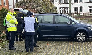 Die Zeugin (im schwarzen Mantel) setzt aus sicherer Entfernung einen Notruf ab. - Jenny Westhues Die Zeugin (im schwarzen Mantel) setzt aus sicherer Entfernung einen Notruf ab. - Jenny Westhues