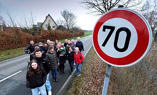 Anlieger der Brackweder Straße in Friedrichsdorf fordern, dass auf dem Teilstück der L791 wie früher wieder die Geschwindigkeitsbegrenzung von 50 km/h liegen soll. - Andreas Frücht Anlieger der Brackweder Straße in Friedrichsdorf fordern, dass auf dem Teilstück der L791 wie früher wieder die Geschwindigkeitsbegrenzung von 50 km/h liegen soll. - Andreas Frücht
