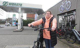 Janette Berger mit einem hochwertigen Pedelec. Diebe haben aus einem Lagerraum des Zweiradgeschäfts in Werste 22 ähnliche Räder geklaut. - Ulf Hanke Janette Berger mit einem hochwertigen Pedelec. Diebe haben aus einem Lagerraum des Zweiradgeschäfts in Werste 22 ähnliche Räder geklaut. - Ulf Hanke
