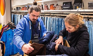 Liam Nossek und Julia Moll eröffnen in Bielefeld die fünfte Filiale ihrer kleinen Kette "Vintage Schuppen". - Mike-Dennis Mller / www.mdm.photo Liam Nossek und Julia Moll eröffnen in Bielefeld die fünfte Filiale ihrer kleinen Kette "Vintage Schuppen". - Mike-Dennis Mller / www.mdm.photo