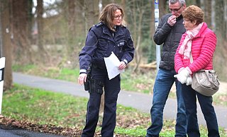 Polizeihauptkommissarin Alexandra Wehmöller (v.l.) spricht an der Unfallstelle mit den beiden Unfallbeteiligten Werner Grundkötter und Angelika Meyer. Polizeihauptkommissarin Alexandra Wehmöller (v.l.) spricht an der Unfallstelle mit den beiden Unfallbeteiligten Werner Grundkötter und Angelika Meyer.