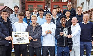 Erfolgreicher Fußballnachwuchs: Die ehemaligen Helmholtz-Schüler Arne Schulz (vorn links) und Jomaine Consbruch (vorn, 2.v.rechts, neben Schulleiter Joachim Held) beglückwünschten das Team. - Barbara Franke Erfolgreicher Fußballnachwuchs: Die ehemaligen Helmholtz-Schüler Arne Schulz (vorn links) und Jomaine Consbruch (vorn, 2.v.rechts, neben Schulleiter Joachim Held) beglückwünschten das Team. - Barbara Franke