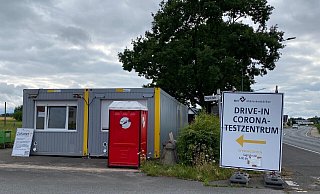 Der Container, in dem die Proben entnommen werden, steht direkt an der Einfahrt zum Marktplatz. Auf dem Schild steht noch "Drive-In", das Auto muss aber nun vorher geparkt werden. - Sandra Spieker Der Container, in dem die Proben entnommen werden, steht direkt an der Einfahrt zum Marktplatz. Auf dem Schild steht noch "Drive-In", das Auto muss aber nun vorher geparkt werden. - Sandra Spieker