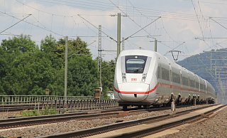 Die neue ICE-Trasse durch OWL wird wohl auf's Gleisbett verzichten und stattdessen betoniert. Ein ICE fährt Richtung Bielefeld. Im Hintergrund: Porta Westfalica. - Ulf Hanke Die neue ICE-Trasse durch OWL wird wohl auf's Gleisbett verzichten und stattdessen betoniert. Ein ICE fährt Richtung Bielefeld. Im Hintergrund: Porta Westfalica. - Ulf Hanke