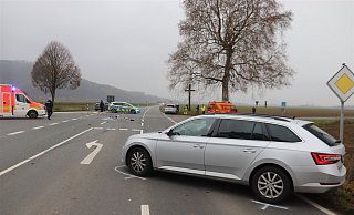 Bei einem Unfall auf der Straße "Zur Lüre" bei Höxter wurden drei Menschen leicht verletzt. - Polizei Höxter Bei einem Unfall auf der Straße "Zur Lüre" bei Höxter wurden drei Menschen leicht verletzt. - Polizei Höxter