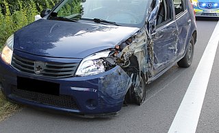 Der Dacia wurde erheblich beschädigt. - Polizei Minden-Lübbecke Der Dacia wurde erheblich beschädigt. - Polizei Minden-Lübbecke