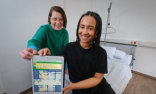 Petra Krause (l.) und Medina Usman versuchen, mit einem Videospiel junge Menschen für Pflegeberufe zu gewinnen. - Andreas Zobe Petra Krause (l.) und Medina Usman versuchen, mit einem Videospiel junge Menschen für Pflegeberufe zu gewinnen. - Andreas Zobe