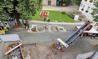 Per Drehleiter wird die verunglückte Person aus der zweiten Etage geborgen. - Feuerwehr Steinheim Per Drehleiter wird die verunglückte Person aus der zweiten Etage geborgen. - Feuerwehr Steinheim