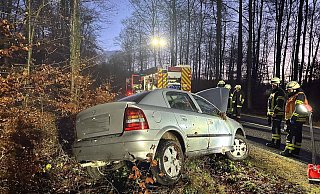 Der silberfarbene Pkw hatte sich in dem Waldstück überschlagen. - FFW Breuna Der silberfarbene Pkw hatte sich in dem Waldstück überschlagen. - FFW Breuna