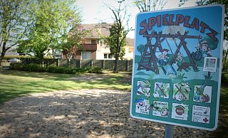 Ein Schild weist auf die Angebote auf dem Spielplatz Holtkamp hin. Dahinter aber offenbart sich weitgehende Leere. - Felix Eisele Ein Schild weist auf die Angebote auf dem Spielplatz Holtkamp hin. Dahinter aber offenbart sich weitgehende Leere. - Felix Eisele