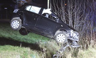 Eine 85-jährige Autofahrerin aus Bad Oeynhausen ist aus bislang ungeklärten Gründen von der Fahrbahn in den Gegenverkehr geraten und musste aus ihrem Auto befreit werden. - Ulf Hanke Eine 85-jährige Autofahrerin aus Bad Oeynhausen ist aus bislang ungeklärten Gründen von der Fahrbahn in den Gegenverkehr geraten und musste aus ihrem Auto befreit werden. - Ulf Hanke