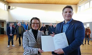 Borgentreichs Bürgermeister Nicolas Aisch nimmt den Förderbescheid entgegen. - Burkhard Battran Borgentreichs Bürgermeister Nicolas Aisch nimmt den Förderbescheid entgegen. - Burkhard Battran