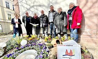 Stellen den Schöpfungsgarten auf die Beine: Marion Dinand, (v. l.), Uwe Neumann, Tuija Niederheide, Rainer Daubach, Heinrich Esau, Annette Hesse, Monika Krekeler. - Ralf T. Mischer Stellen den Schöpfungsgarten auf die Beine: Marion Dinand, (v. l.), Uwe Neumann, Tuija Niederheide, Rainer Daubach, Heinrich Esau, Annette Hesse, Monika Krekeler. - Ralf T. Mischer