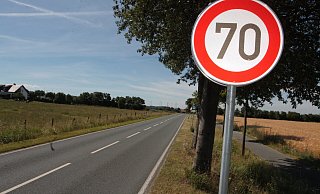 Trotz der neuen 70er-Zone an der Kreuzung Sandweg, habe die Kreispolizeibehörde bei Überwachungsmaßnahmen keine Veränderung des Fahrverhaltens bemerken können. - Uwe Müller Trotz der neuen 70er-Zone an der Kreuzung Sandweg, habe die Kreispolizeibehörde bei Überwachungsmaßnahmen keine Veränderung des Fahrverhaltens bemerken können. - Uwe Müller