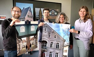 Freuen sich, dass ihr Unterricht preisverdächtig ist: (v.l.) der stellvertretende Schulleiter der JKG Christoph Steibelmüller und die Kunstlehrenden Lenny Liebig, Laura Berressem und Annika Stuckmann mit Arbeiten ihrer Schüler. - Andreas Frücht Freuen sich, dass ihr Unterricht preisverdächtig ist: (v.l.) der stellvertretende Schulleiter der JKG Christoph Steibelmüller und die Kunstlehrenden Lenny Liebig, Laura Berressem und Annika Stuckmann mit Arbeiten ihrer Schüler. - Andreas Frücht