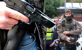 Immer mehr Kreisbewohner legen sich eine Waffe zu. Dafür brauchen sie eine Waffenbesitzkarte, die sie sich bei der Polizei besorgen müssen. - Andreas Frücht Immer mehr Kreisbewohner legen sich eine Waffe zu. Dafür brauchen sie eine Waffenbesitzkarte, die sie sich bei der Polizei besorgen müssen. - Andreas Frücht