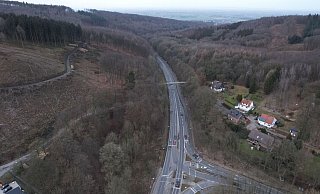 Die B 239 aus der Vogelperspektive: Ab der Kreuzung Horst Höhe/Ahlsener Straße (unten) wird die einspurige Sperrung in Richtung Norden eingerichtet. Foto: Torsten Hagemann - Torsten Hagemann Die B 239 aus der Vogelperspektive: Ab der Kreuzung Horst Höhe/Ahlsener Straße (unten) wird die einspurige Sperrung in Richtung Norden eingerichtet. Foto: Torsten Hagemann - Torsten Hagemann