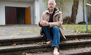 Pfarrer Berthold Keunecke geht barfuß. Er fühlt sich mitschuldig am Ukraine-Krieg. - Ralf Bittner Pfarrer Berthold Keunecke geht barfuß. Er fühlt sich mitschuldig am Ukraine-Krieg. - Ralf Bittner