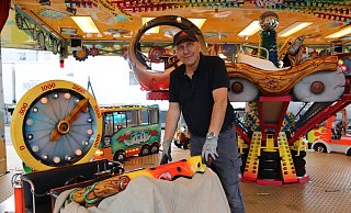 Hans-Otto Bröckling, erster Vorsitzender des Paderborner Schaustellervereins, baute am Mittwoch sein Kinderkarussell "Timmy's Zeitreise" auf. - Mareike Gröneweg Hans-Otto Bröckling, erster Vorsitzender des Paderborner Schaustellervereins, baute am Mittwoch sein Kinderkarussell "Timmy's Zeitreise" auf. - Mareike Gröneweg