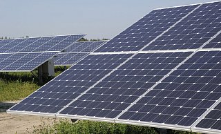 Für die Solarmodule braucht es lediglich Stahlpfosten im Boden. - Verwendung weltweit, usage worldwide Für die Solarmodule braucht es lediglich Stahlpfosten im Boden. - Verwendung weltweit, usage worldwide