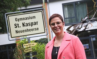 Schon vor 20 Jahren ist sie angekommen: Das Gymnasium St. Kaspar ist genau die Art Schule, für die Christin Johlen brennt, wie sie selbst sagt. Seit diesem August die 45-Jährige Leiterin der Privatschule. - Madita Schellenberg Schon vor 20 Jahren ist sie angekommen: Das Gymnasium St. Kaspar ist genau die Art Schule, für die Christin Johlen brennt, wie sie selbst sagt. Seit diesem August die 45-Jährige Leiterin der Privatschule. - Madita Schellenberg