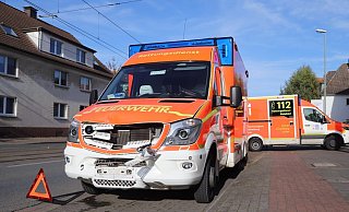Der Rettungswagen fuhr auf eine abbiegende A-Klasse auf und musste abgeschleppt werden. - Charlotte Mahncke Der Rettungswagen fuhr auf eine abbiegende A-Klasse auf und musste abgeschleppt werden. - Charlotte Mahncke