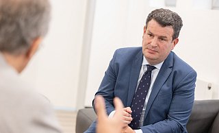 Minister Hubertus Heil im Interview vor Beginn des Bürgerdialogs Hin. Gehört in der Bielefelder Stadthalle. - Oliver Krato Minister Hubertus Heil im Interview vor Beginn des Bürgerdialogs Hin. Gehört in der Bielefelder Stadthalle. - Oliver Krato