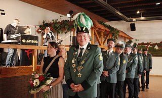 Der Bürgermeister schoss vor zwei Wochen den Vogel ab: Unter der Regentschaft von Nicolas (43) und Michaela (40) Aisch wird in Eissen das Schützenfest vom 20. bis 22. Juli gefeiert. - Schützen Der Bürgermeister schoss vor zwei Wochen den Vogel ab: Unter der Regentschaft von Nicolas (43) und Michaela (40) Aisch wird in Eissen das Schützenfest vom 20. bis 22. Juli gefeiert. - Schützen