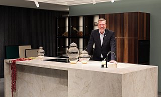 Jan Bobe ist seit zwei Jahren verantwortlich für Vertrieb und Marketing von Poggenpohl in Deutschland und Österreich. Er lehnt auf einer Kochinsel aus brasilianischem Quarzit. - Frank-Michael Kiel-Steinkamp Jan Bobe ist seit zwei Jahren verantwortlich für Vertrieb und Marketing von Poggenpohl in Deutschland und Österreich. Er lehnt auf einer Kochinsel aus brasilianischem Quarzit. - Frank-Michael Kiel-Steinkamp