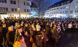 Die Menschen kamen vor dem Historischen Rathaus zusammen. - Niklas Tüns Die Menschen kamen vor dem Historischen Rathaus zusammen. - Niklas Tüns