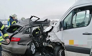 Auf der Bundesstraße 64 ist es am Montagmorgen zwischen Höxter und Brakel zu einem schlimmen Unfall gekommen. - Burkhard Battran Auf der Bundesstraße 64 ist es am Montagmorgen zwischen Höxter und Brakel zu einem schlimmen Unfall gekommen. - Burkhard Battran