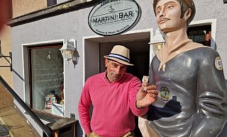 Rudi Manolo Diesenberg hält eine Figuer der Maus in der Hand. Die hat ihn der Betrüger überreicht. - Ilja Regier Rudi Manolo Diesenberg hält eine Figuer der Maus in der Hand. Die hat ihn der Betrüger überreicht. - Ilja Regier