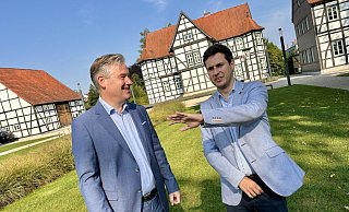 Im Hövelhofer Schlossgarten lässt sich Jan Santaló i Lloret (r.), der Bürgermeister von L’Ametlla del Vallès, durch seinen Amtskollegen Michael Berens die Entwicklung der Gemeinde erläutern. - Jens Reddeker Im Hövelhofer Schlossgarten lässt sich Jan Santaló i Lloret (r.), der Bürgermeister von L’Ametlla del Vallès, durch seinen Amtskollegen Michael Berens die Entwicklung der Gemeinde erläutern. - Jens Reddeker