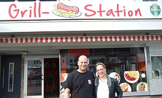 Inhaber Giannopoulos Panagiotis hier mit seiner Schwester Anastassia Panagiota vor der Grill-Station an der Breslauer Straße. Die Tür ist geöffnet für die neuen und alten Gäste. - Karsten Schulz Inhaber Giannopoulos Panagiotis hier mit seiner Schwester Anastassia Panagiota vor der Grill-Station an der Breslauer Straße. Die Tür ist geöffnet für die neuen und alten Gäste. - Karsten Schulz
