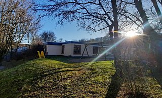 In Nieheim wächst die Kinderschar und der Bedarf an Betreuung. Für eine dauerhafte 4. Gruppe im städtischen Kindergarten braucht es einen Anbau, der an der Grenze zum Schwimmbad entstehen könnte. - David Schellenberg In Nieheim wächst die Kinderschar und der Bedarf an Betreuung. Für eine dauerhafte 4. Gruppe im städtischen Kindergarten braucht es einen Anbau, der an der Grenze zum Schwimmbad entstehen könnte. - David Schellenberg