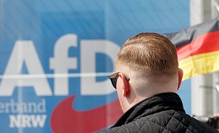 Ein Besucher der Abschlussveranstaltung zum Landtagswahlkampf der AfD hört den Reden der Spitzenkandidaten zu. - Roland Weihrauch Ein Besucher der Abschlussveranstaltung zum Landtagswahlkampf der AfD hört den Reden der Spitzenkandidaten zu. - Roland Weihrauch