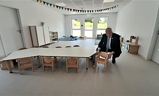 Eine diebische Freude hatte Bürgermeister Daniel Hartmann an der Mini-Einrichtung der Räume – wie den Tischen und Stühlen für die unter Dreijährigen. - Simone Flörke Eine diebische Freude hatte Bürgermeister Daniel Hartmann an der Mini-Einrichtung der Räume – wie den Tischen und Stühlen für die unter Dreijährigen. - Simone Flörke