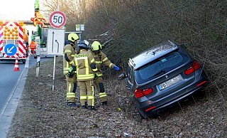 Aufgrund eines medizinischen Notfalls kam eine 34-Jährige auf dem Heinz-Nixdorf-Ring mit ihrem BMW nach rechts von der Fahrbahn ab. - Ralph Meyer Aufgrund eines medizinischen Notfalls kam eine 34-Jährige auf dem Heinz-Nixdorf-Ring mit ihrem BMW nach rechts von der Fahrbahn ab. - Ralph Meyer