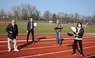 Auf der Tartanbahn im Ludwig-Jahn-Stadion: Klaus Puchalla (v. l.), Julian Schütz, Bruno Obens und Belinda Peerenboom-Brinkmann vom SSV Herford erwarten trotz Corona eine gute Sportabzeichensaison. - Thomas Vogelsang Auf der Tartanbahn im Ludwig-Jahn-Stadion: Klaus Puchalla (v. l.), Julian Schütz, Bruno Obens und Belinda Peerenboom-Brinkmann vom SSV Herford erwarten trotz Corona eine gute Sportabzeichensaison. - Thomas Vogelsang
