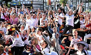 Sie jubeln gemeinsam: Deutlich mehr als 400 Fans waren am Abend beim EM-Spiel der Deutschen gegen Ungarn auf dem Marktplatz in Warburg dabei. - Simone Flörke Sie jubeln gemeinsam: Deutlich mehr als 400 Fans waren am Abend beim EM-Spiel der Deutschen gegen Ungarn auf dem Marktplatz in Warburg dabei. - Simone Flörke
